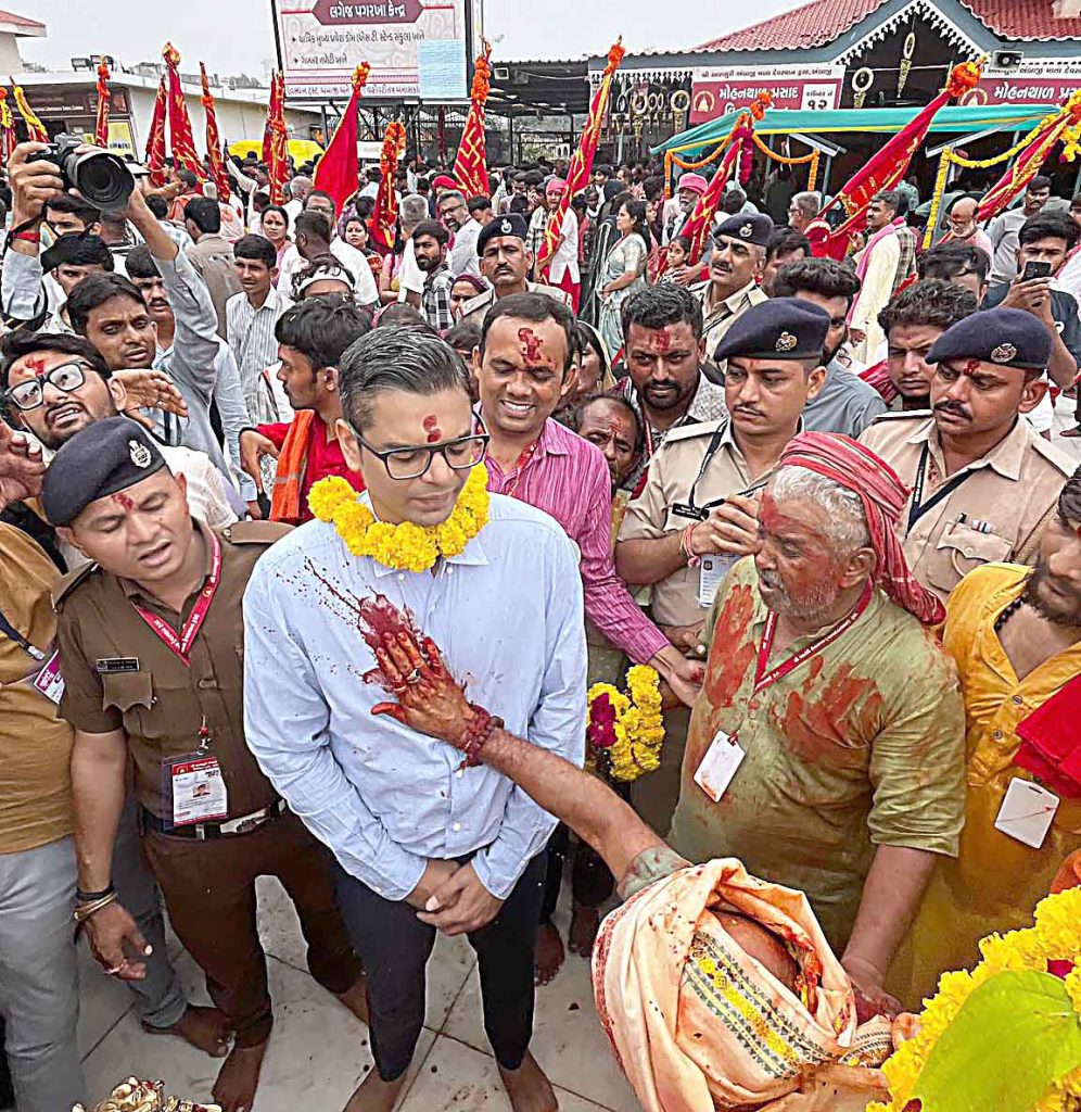 અમદાવાદના 51 બ્રાહ્મણો અને 450 પદયાત્રી સાથે લાલદંડા સંઘે માં અંબાના દર્શન...