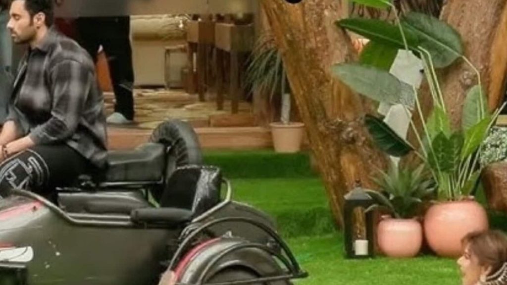 बिग बॉस के लेटेस्ट एपिसोड में अभिषेक बजाज के टास्क के दौरान नेहल के साथ कुछ...