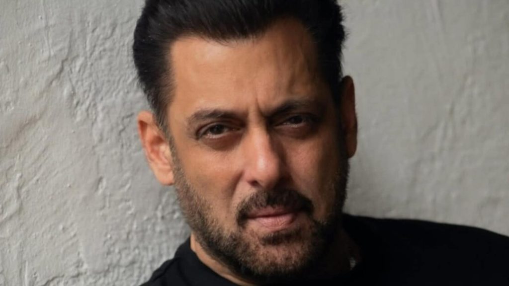 सलमान खान ने पंजाब में बाढ़ से परेशान लोगों की मदद के लिए बोट्स भेजी हैं।...