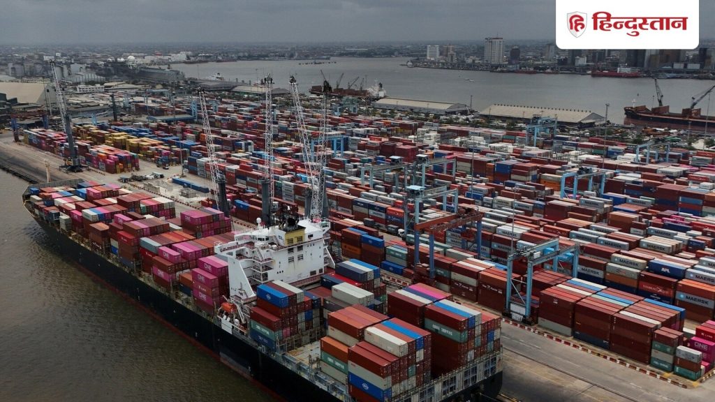 वाणिज्य मंत्रालय के आंकड़ों के अनुसार, आयात 10.1 प्रतिशत घटकर 61.6 अरब डॉलर रह...