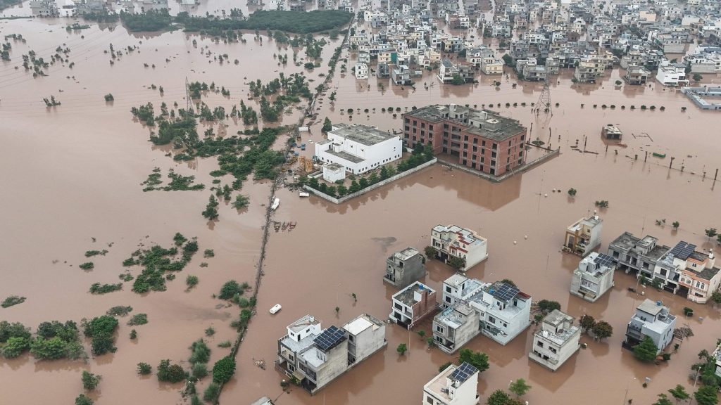 रावी नदी में बाढ़ की वजह से भारत-पाकिस्तान की सीमा पर लगी लगभग 30 किलोमीटर...