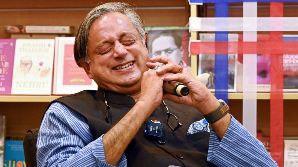 हाल में शशि थरूर अपनी अंग्रेजी को लेकर एक मजेदार और उलझाने वाले जवाब को...