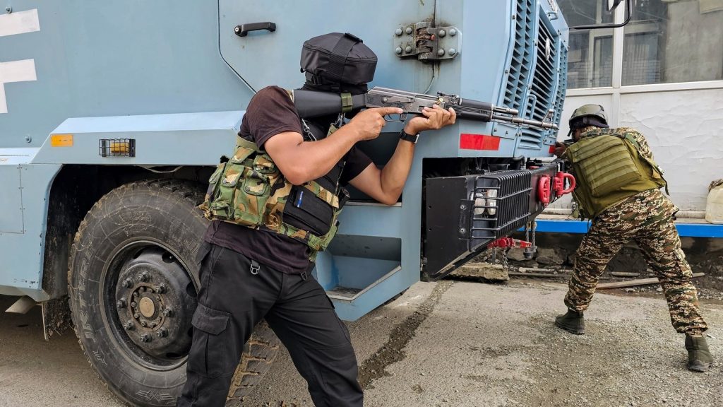 कश्मीर जोन पुलिस ने बताया कि कुलगाम के गुद्दर जंगल में दहशतगर्दों के होने...