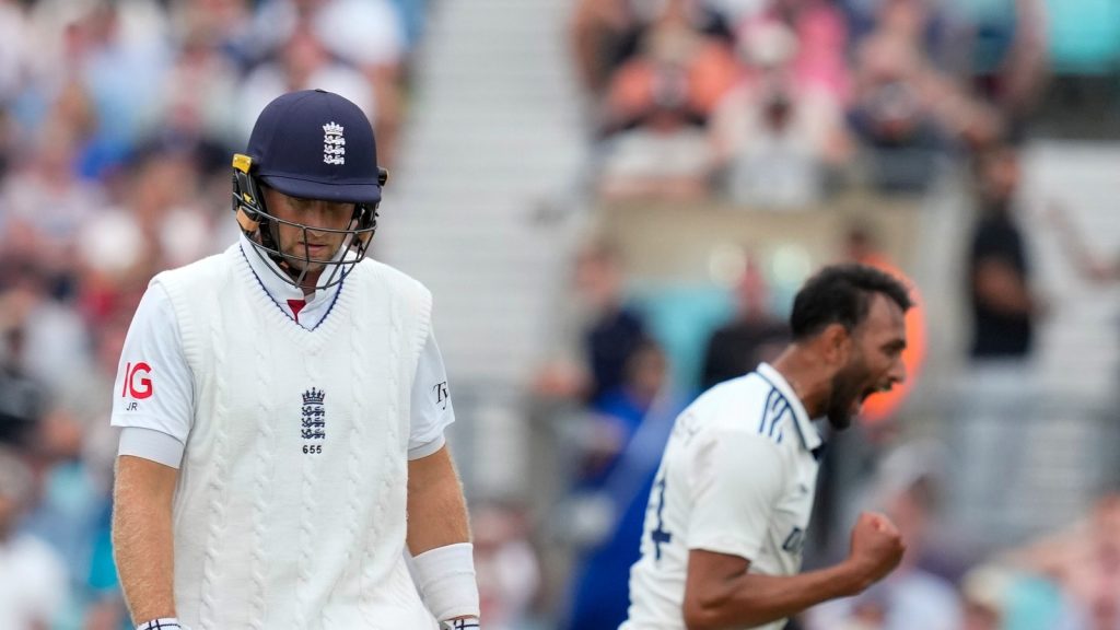 प्रसिद्ध कृष्णा ने ओवल में खेले गए पांचवें टेस्ट के दौरान जो रूट के साथ...