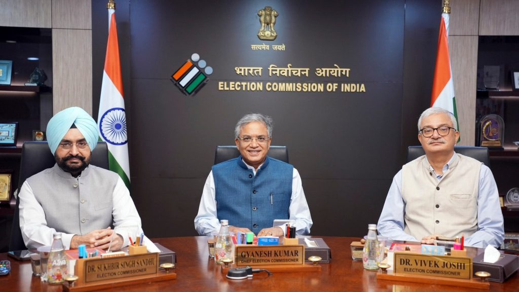 ઓલ ઈન્ડિયા કક્ષાના મતદારોની સૂચિની વિશેષ, ચૂંટણી પંચના ઉચ્ચ અધિકારીઓ … निर्वाचन आयोग के शीर्ष अधिकारी अखिल भारतीय स्तर पर मतदाता सूची के विशेष...