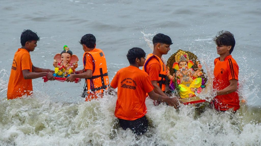Ganesh Visarjan : अनंत चतुर्दशी के दिन यानी श्राद्ध पक्ष की शुरुआत से एक दिन पहले गणेश...