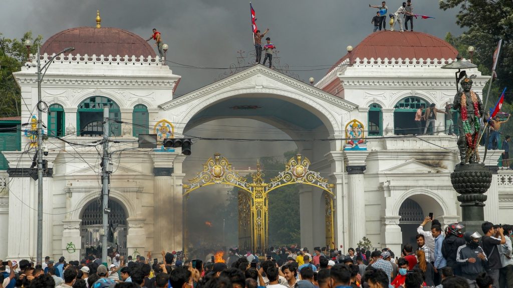 नेपाल में भीषण हिंसा के बाद अब हालात बेकाबू हो गए हैं। सोशल मिडिया बैन से...