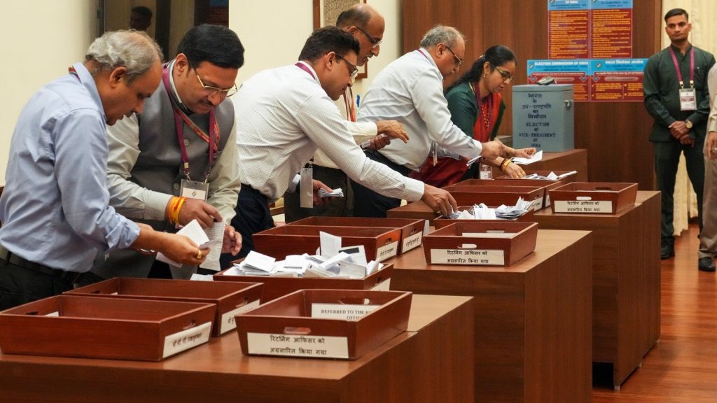 नतीजे आए तो एनडीए उम्मीदवार सीपी राधाकृष्णन के खाते में 452 वोट थे। वहीं,...