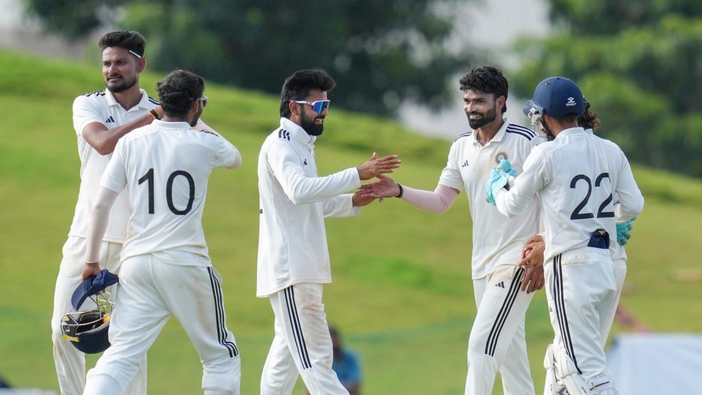 સેન્ટ્રલ ઝોનએ ડાલિપ ટ્રોફીની ફાઇનલ પર તેની પકડ કડક કરી છે. તેની જીત હવે … दलीप ट्रॉफी के फाइनल पर सेंट्रल जोन ने अपना शिकंजा कस लिया है। उसकी जीत अब...