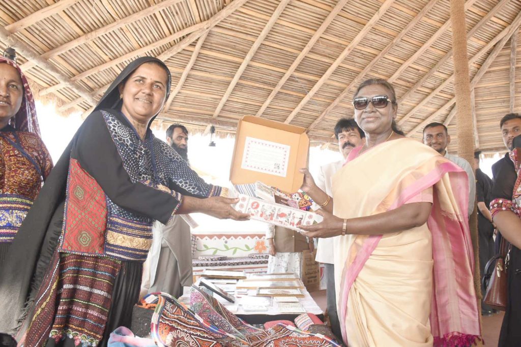 ચોથા ધોરણમાં શિક્ષણ અધૂરું છોડી દેનારા કચ્છના પાબીબેન રબારીએ હસ્તકળા...