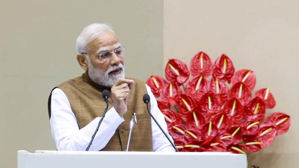 PM Modi: प्रधानमंत्री मोदी ने विज्ञान भवन में एक कार्यक्रम के दौरान लोगों को...