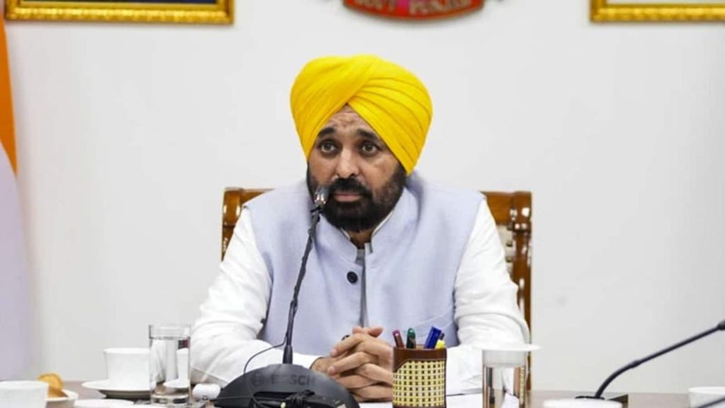 Punjab floods: पंजाब की मान सरकार ने बाढ़ का पानी उतरने के बाद सफाई अभियान शुरू कर...