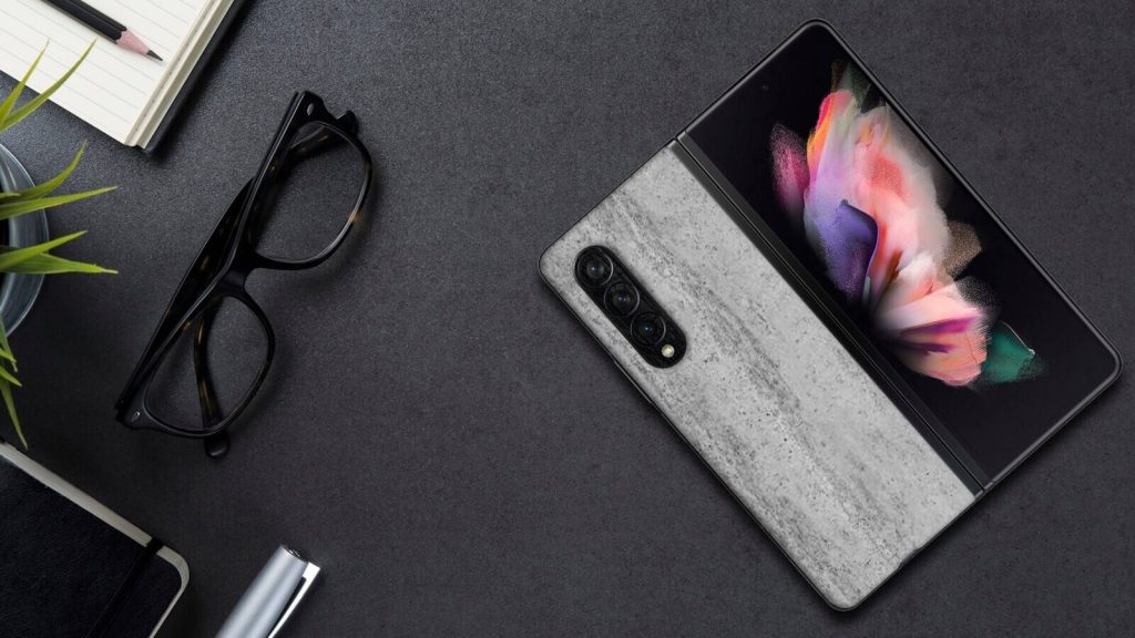 સેમસંગે ગેલેક્સી ઝેડ ફોલ્ડ 3 અને ઝેડ ફ્લિપ 3 ને માસિક સુરક્ષા અપડેટ સૂચિમાંથી દૂર કરી … सैमसंग ने गैलेक्सी Z Fold 3 और Z Flip 3 को मंथली सिक्योरिटी अपडेट लिस्ट से हटा दिया...