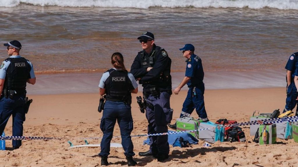 सीडिनी के बीच पर शार्क के हमले की वजह से एक शख्स की जान चली गई। वह बीच पर...