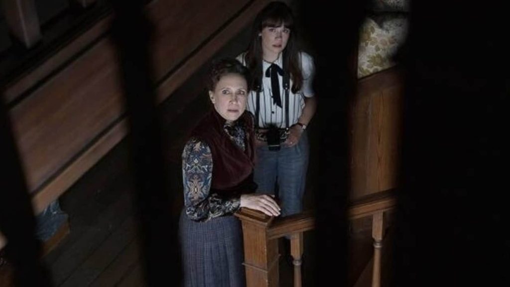 'द कॉन्जुरिंग - लास्ट राइट्स' की स्क्रीनिंग के दौरान लोगों ने पीछे की सीट पर...