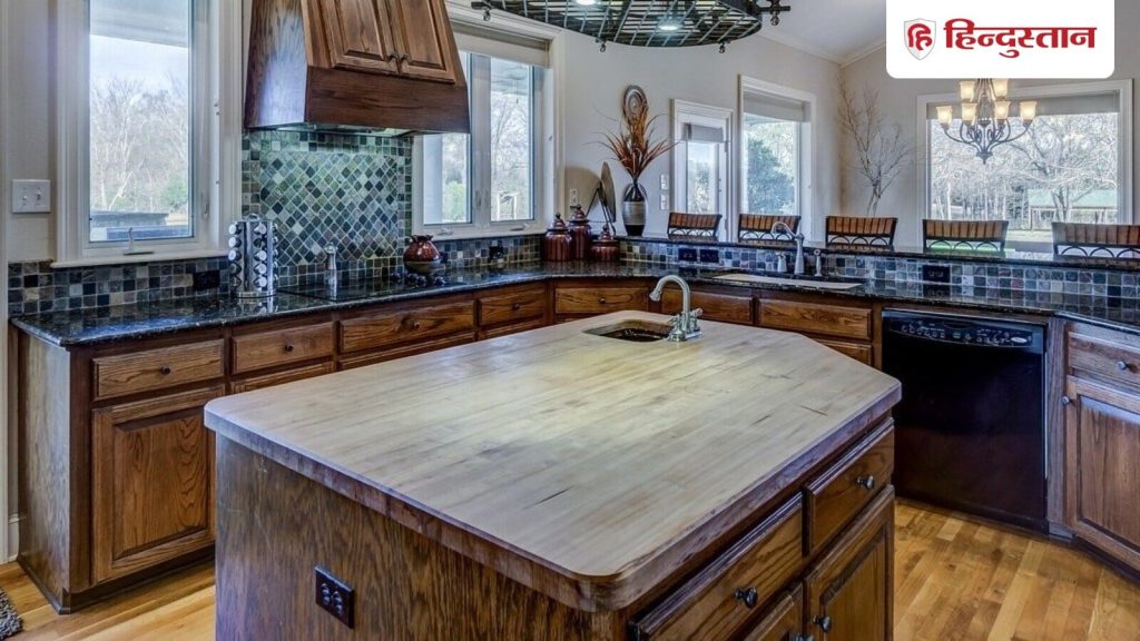 आपके घर में निर्माण कार्य के दौरान कुछ ऐसे वास्तु दोष बन जाते हैं, जिसके...