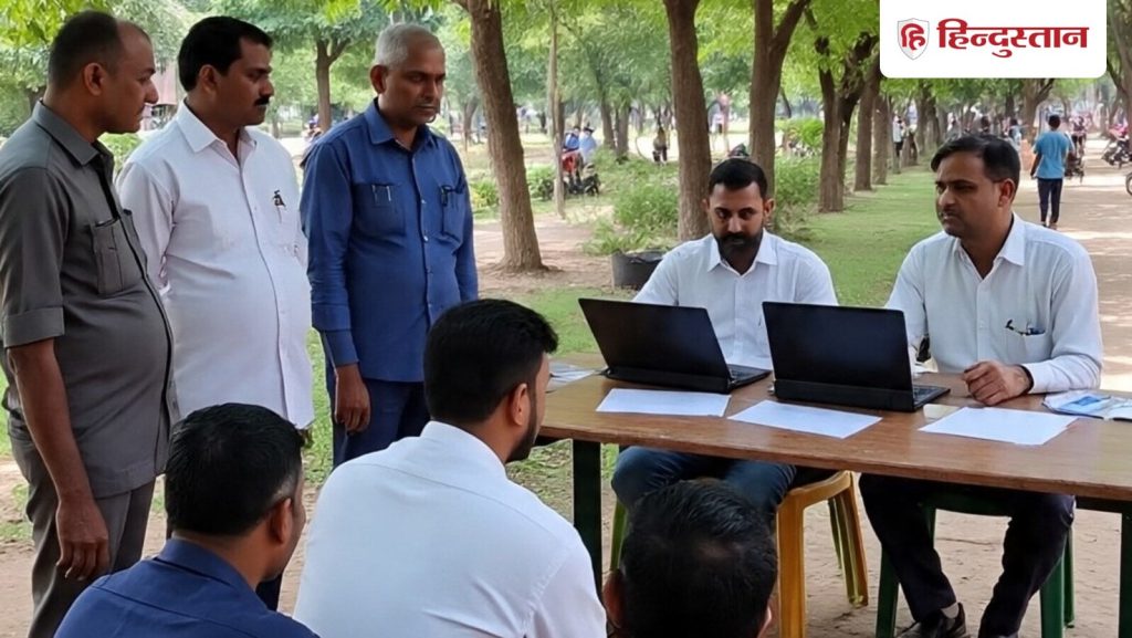 दो जजों की खंडपीठ ने आदेश दिया कि याचिकाओं को सोमवार को सुनवाई के लिए...