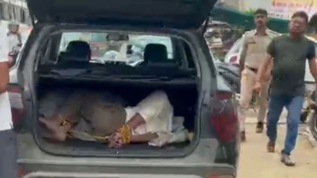 Uttar Pradesh News: उत्तर प्रदेश के आगरा से हैरान करने वाला मामला सामने आया है. दरअसल,...