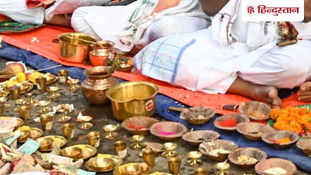 Dwadashi Shradh: पितृ पक्ष की द्वादशी तिथि का खास महत्व है। द्वादशी तिथि को बारस...