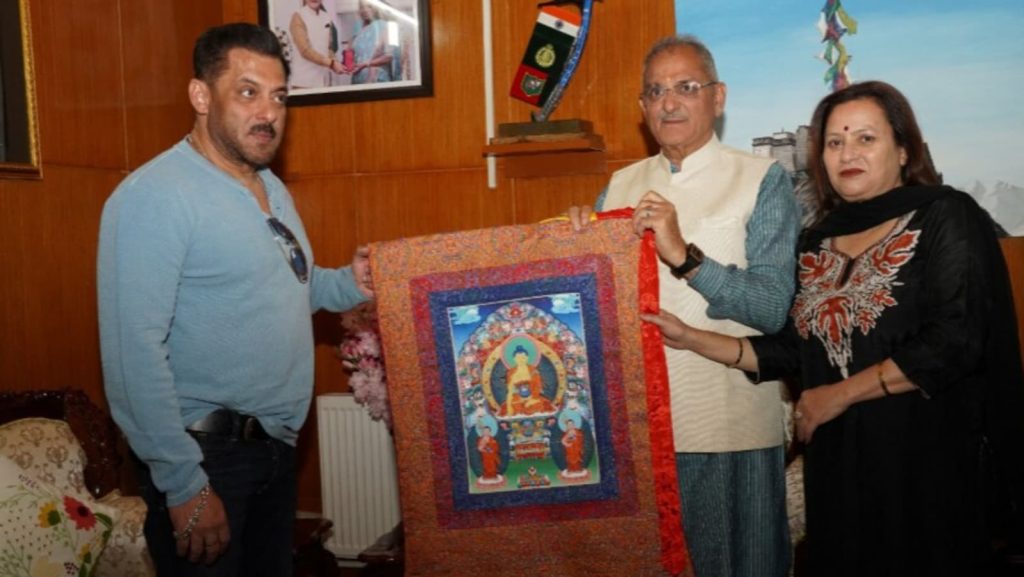 सलमान खान ने अपनी फिल्म बैटल और गलवान की शूटिंग से ब्रेक लेकर लद्दाख के...