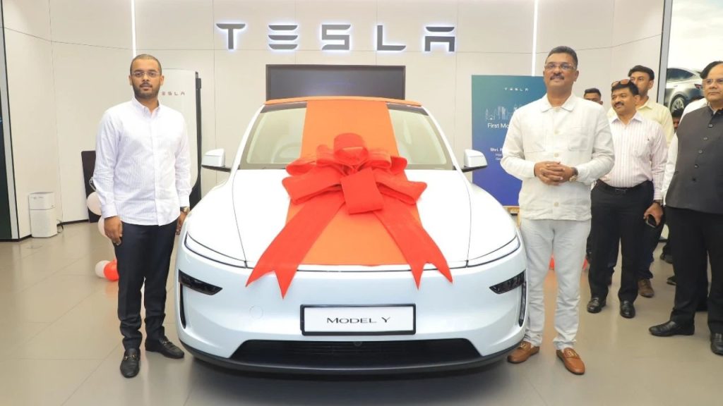 टेस्ला कार की चाबी लेते हुए सरनाईक ने कहा, 'मैंने टेस्ला की डिलीवरी इसलिए ली...