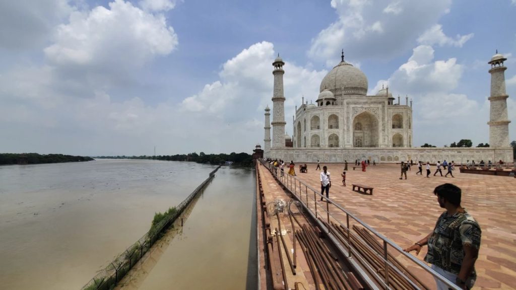 आगरा में यमुना (Flood Alert) एक बार फिर उफान पर है. यमुना का पानी ताजमहल की बाउंड्री...
