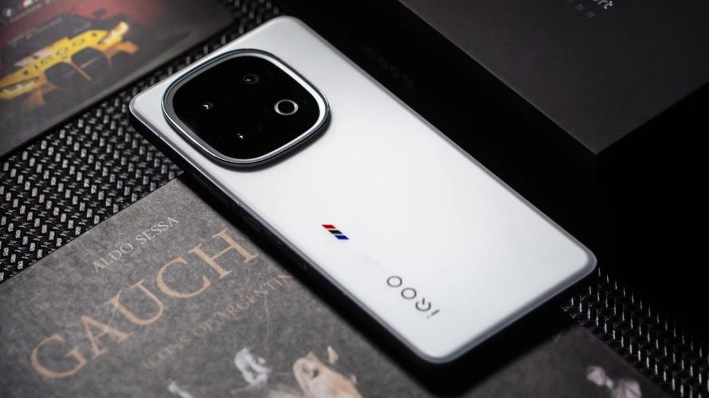 iQOO 15 अगले महीने अक्टूबर में चीन में स्नैपड्रैगन 8 एलीट जेनरेशन 5 चिपसेट से...