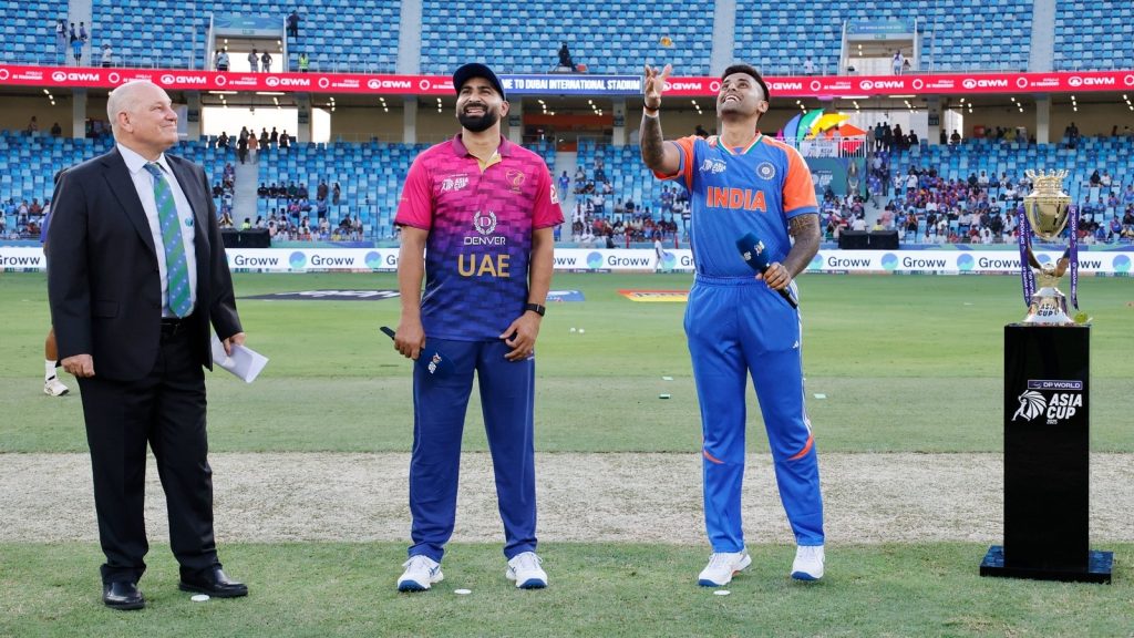 भारतीय टीम ने बुधवार को यूएई के खिलाफ मुकाबले में टॉस जीतकर पहले गेंदबाजी...