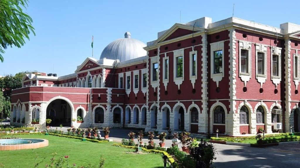 Jharkhand News: झारखंड हाईकोर्ट में एक जमीन कब्जा मामले की सुनवाई उस समय विवादों में...