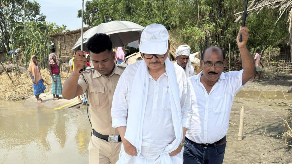 बिहार: कांग्रेस सांसद के ग्रामीण की पीठ पर बैठकर किया बाढ़ग्रस्त इलाकों का दौरा, सियासत गरमायी