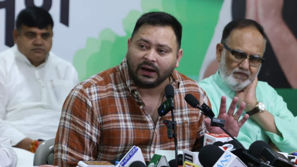 बिहार: तेजस्वी यादव के बयान से सियासी पारा चढ़ा, बोले- सभी सीटों पर लड़ूंगा चुनाव