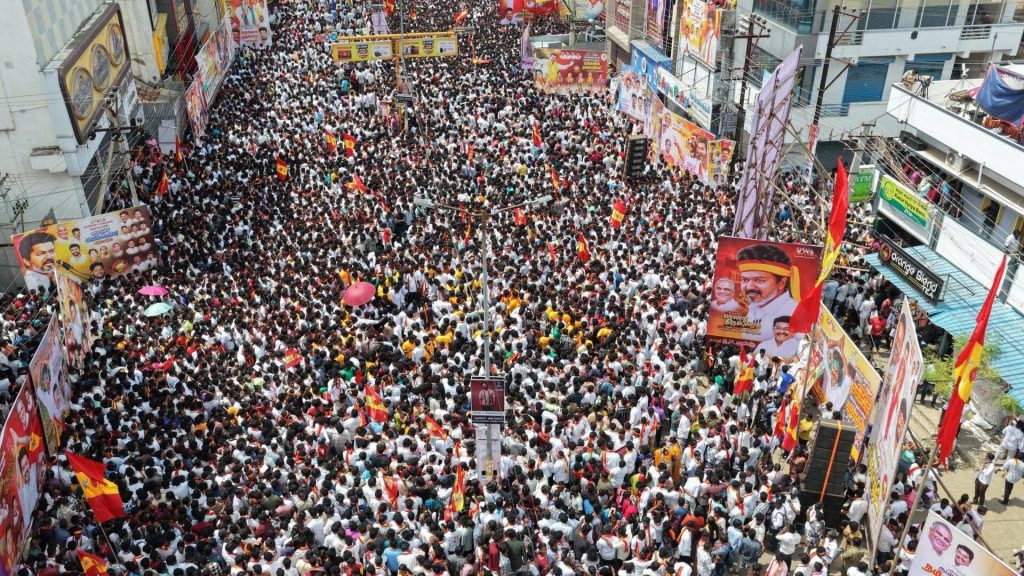 તમિળનાડુ પોલીસના આક્ષેપો- વિજય જાણી જોઈને મોડા આવે છે અને માર્ગ શો પરવાનગી … तमिलनाडु पुलिस का आरोप- विजय जानबूझकर देरी से पहुंचे और रोड शो की अनुमति नहीं ली