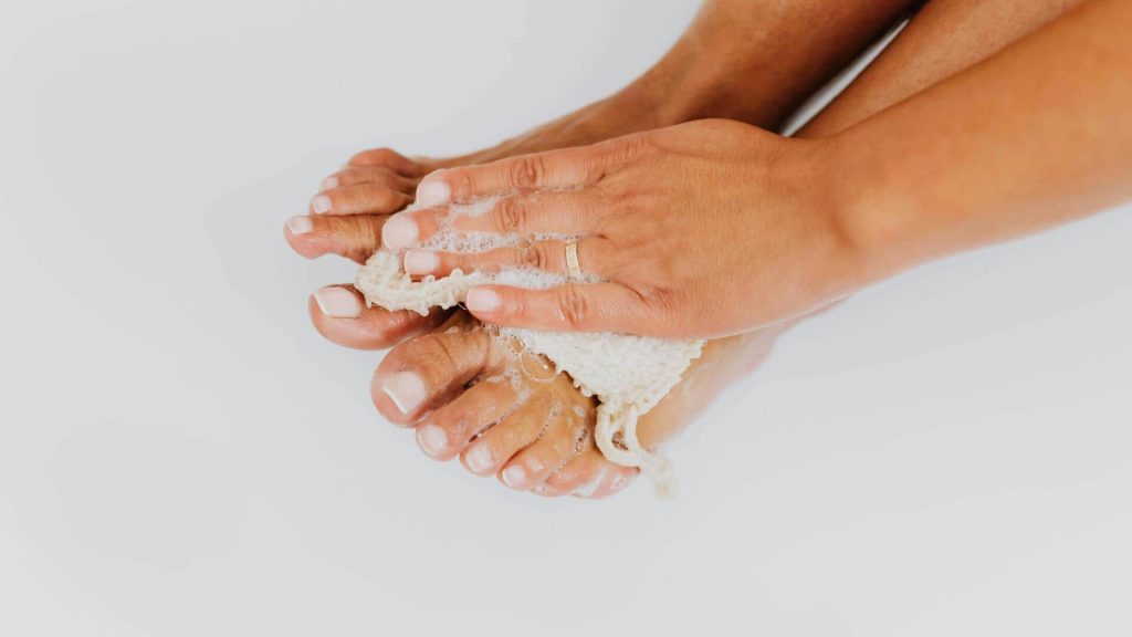 મૃત ત્વચામાંથી છૂટકારો મેળવવા માટે આ 5 ઘરેલું પ્રયાસ કરો … पैरों की डेड स्किन से छुटकारा पाने के लिए आजमाएं ये 5 घरेलू नुस्खे