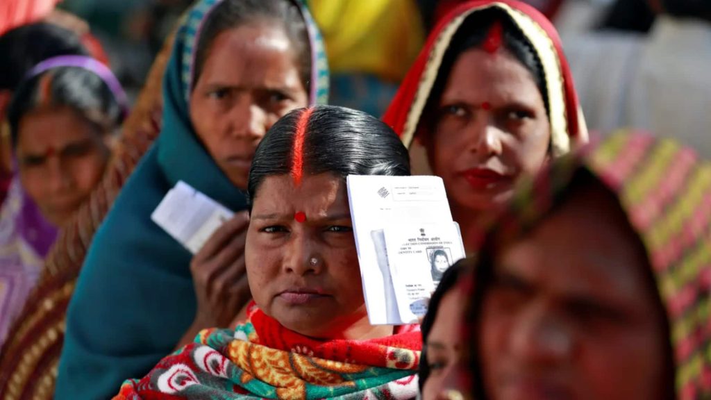 बिहार विधानसभा चुनाव: कितनी अहम हैं महिला मतदाता और पार्टियां इन्हें कैसे लुभा रही हैं?