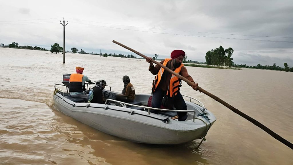 पंजाब: बाढ़ का जायजा लेने पहुंचे मंत्री कर रहे स्वीडन-गोवा की यात्रा याद, देखें वीडियो