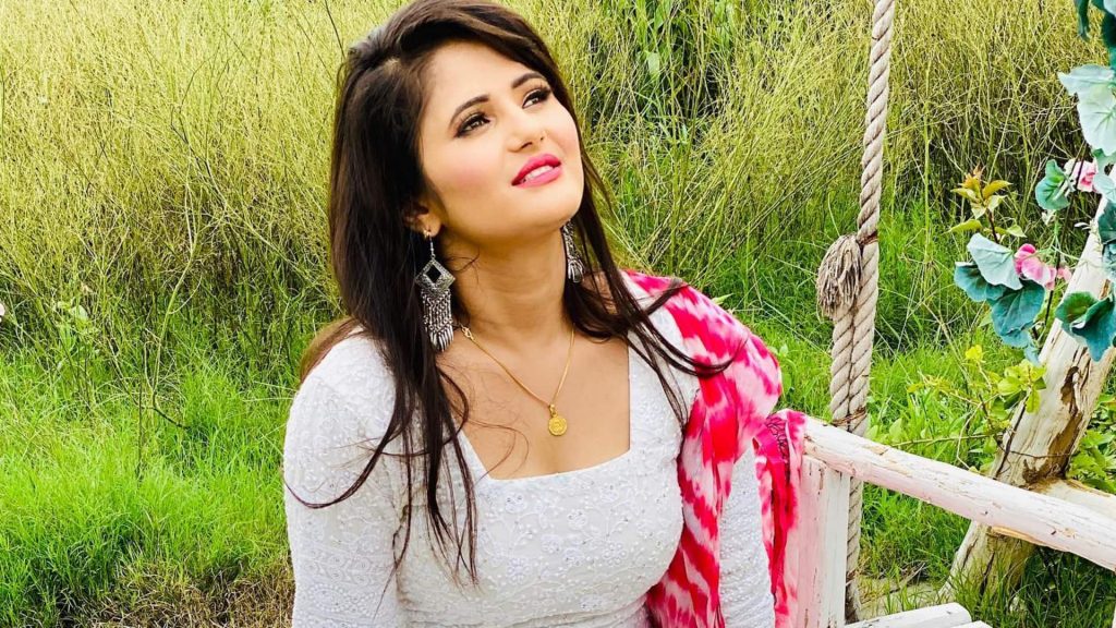 पवन सिंह की अश्लील हरकत के चलते भोजपुरी इंडस्ट्री छोड़ने वाली अंजलि राघव कौन हैं? 