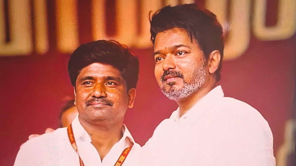 તમિળનાડુ: કરુર સ્ટેમ્પેડના કિસ્સામાં થલપતિ વિજયની પાર્ટીના જિલ્લા સચિવ … तमिलनाडु: करूर भगदड़ के मामले में थलापति विजय की पार्टी के जिला सचिव गिरफ्तार