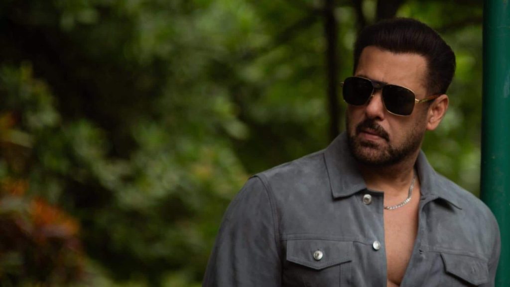 सलमान खान ने गणपति विसर्जन में किया जोरदार डांस, सोनाक्षी सिन्हा भी हुईं शामिल