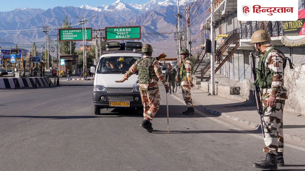 दिल्ली से मोदी सरकार ने एक दूत को भेजा है, जो संबंधित पक्षों से वार्ता करेगा...