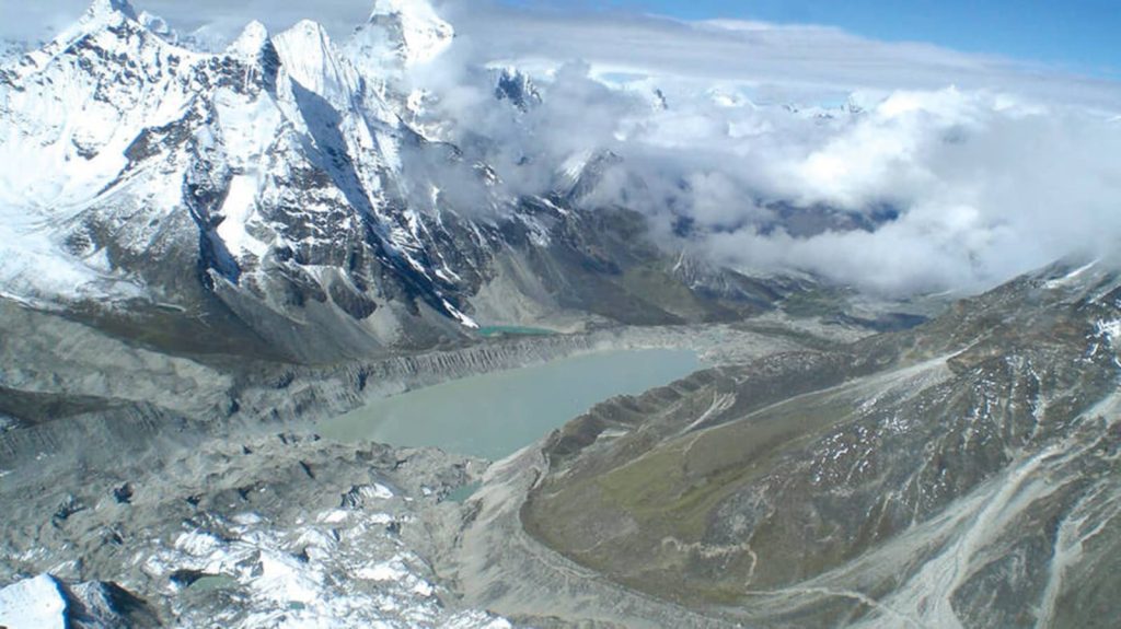 हाल ही में सामने आई एक रिपोर्ट में हिमालय के ग्लेशियर को लेकर सख्त चेतावनी...