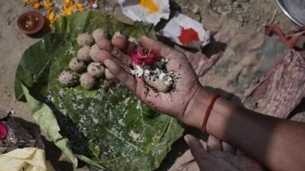 Shradh Day 4, Pitru Paksha 2025: पितर की जिस तिथि को मृत्यु हुई है, उसी तिथि को विधि-विधान के साथ...