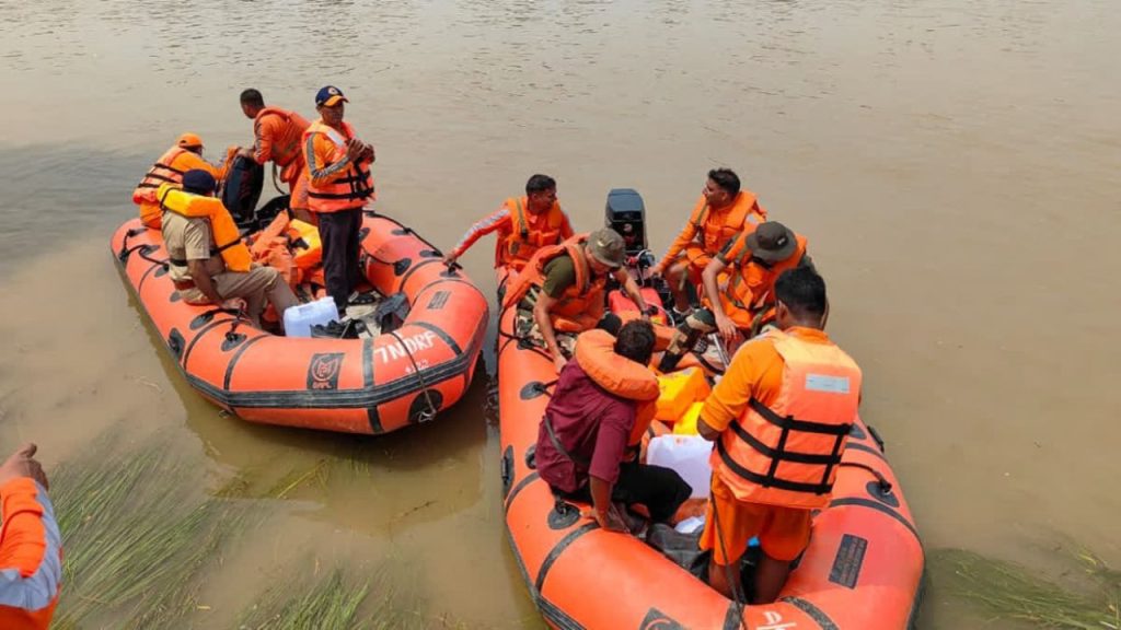 પંજાબ તાજેતરના દાયકાઓમાં સૌથી ગંભીર પૂર સાથે સંઘર્ષ કરી રહ્યો છે. આવક, … पंजाब हाल के दशकों की सबसे भीषण बाढ़ों में से एक से जूझ रहा है. राजस्व,...