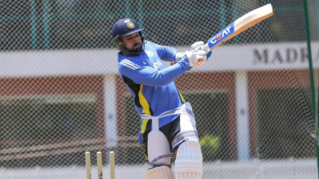 भारतीय टीम के सलामी बल्लेबाज रोहित शर्मा ने वनडे सीरीज के लिए तैयारी शुरू...