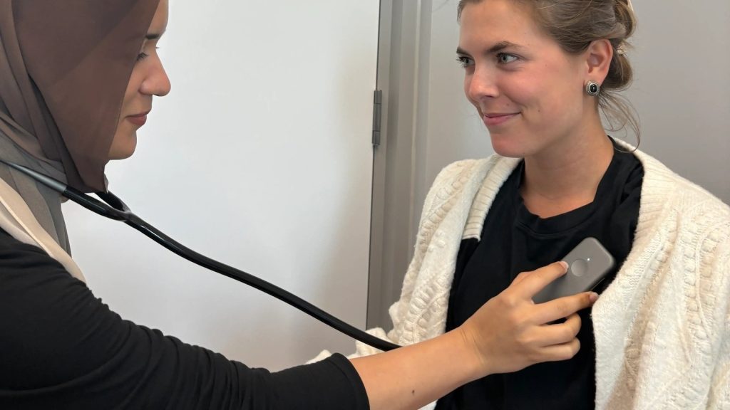 AI Stethoscope अब सिर्फ 15 सेकेंड में 3 खतरनाक दिल की बीमारियों की पहचान कर सकता है।...