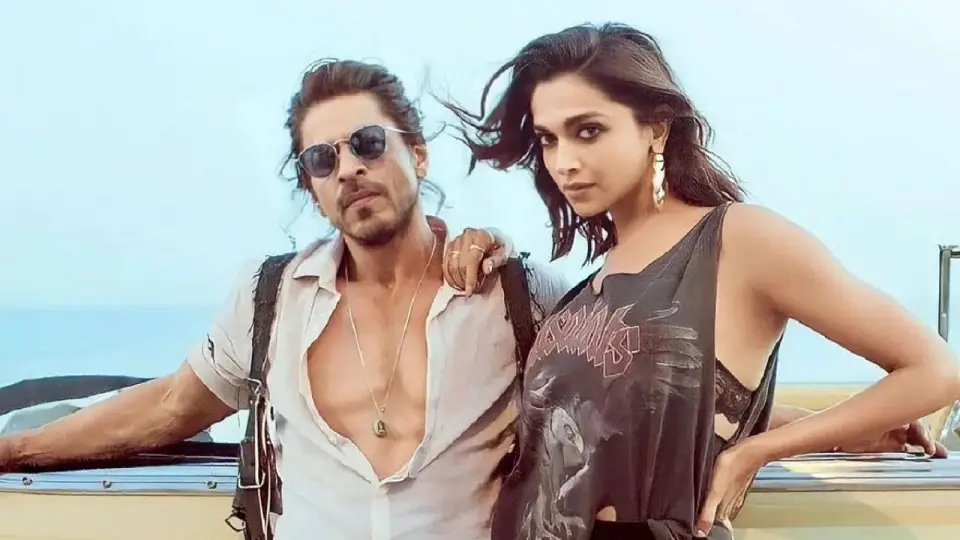 શાહરૂખ અને દીપિકા: શાહરૂખ ખાન અને કોર્ટમાંથી દીપિકા પાદુકોણ … Shah Rukh Khan And Deepika Padukone