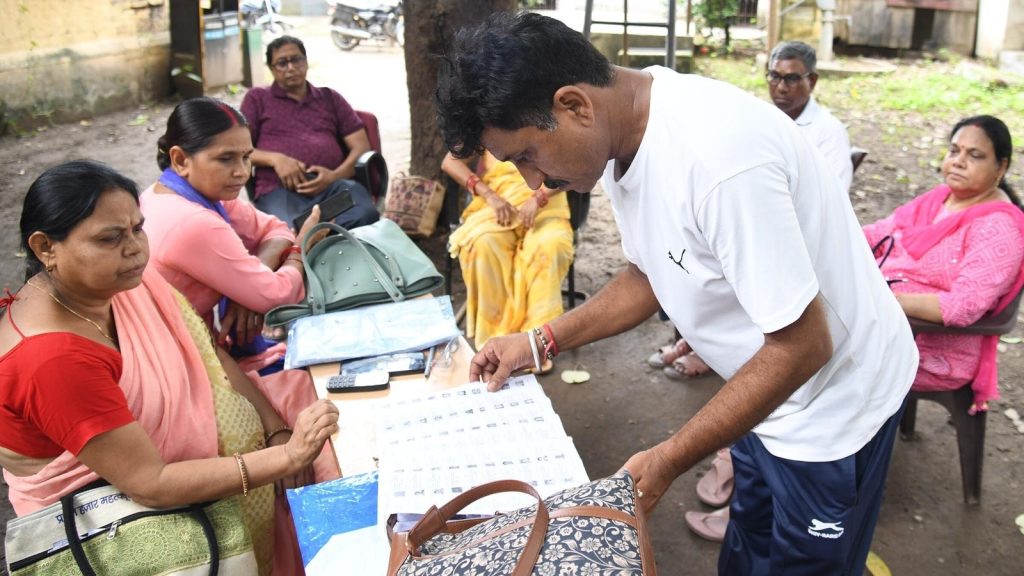 ચૂંટણી પંચની બાજુ રજૂ કરનારા વકીલે એમ પણ કહ્યું હતું કે સર દરમિયાન આવા લોકો પણ મળી આવ્યા હતા … चुनाव आयोग का पक्ष रख रहे वकील ने यह भी कहा कि SIR के दौरान ऐसे लोग भी पाए गए...