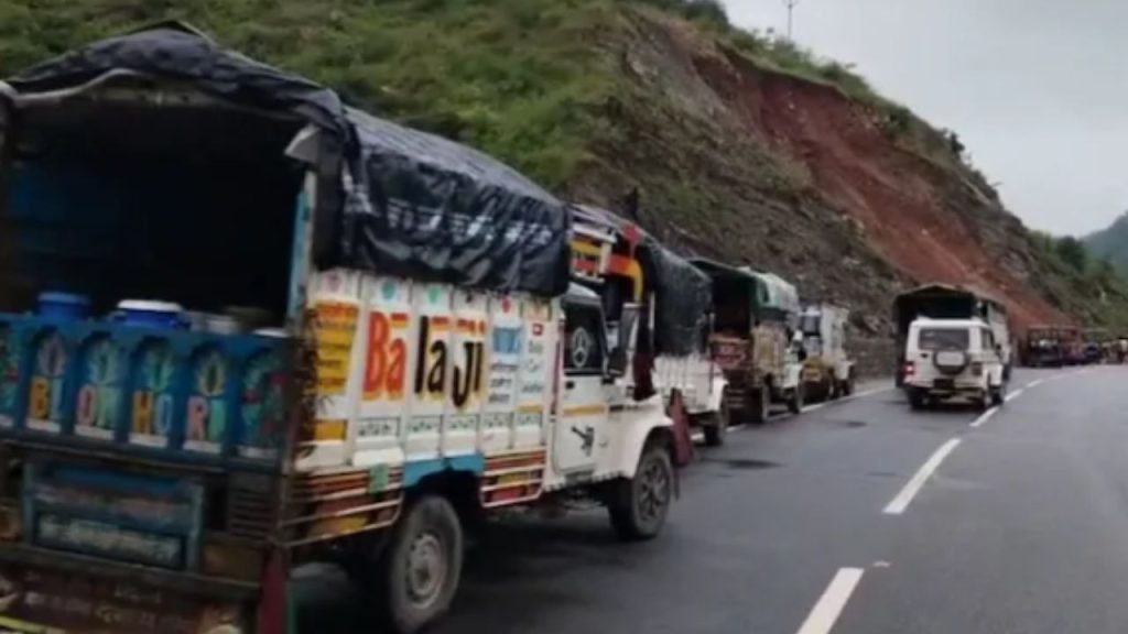 उदयपुर जिले के झाड़ोल में नेशनल हाईवे-58 ई पर सोमवार तड़के भारी भूस्खलन से...