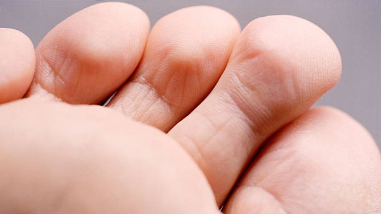 આવા પગ શુભ છે: સમુદ્રા શાસ્ત્ર અનુસાર, લાલ-ગુલાબી અને નરમ શૂઝવાળા લોકોમાં જીવનમાં ક્યારેય પૈસાનો અભાવ નથી. બીજા શબ્દોમાં કહીએ તો, સંપત્તિ કુદરતી રીતે આ લોકોને આવે છે. તેઓને પણ ખૂબ માન મળે છે.