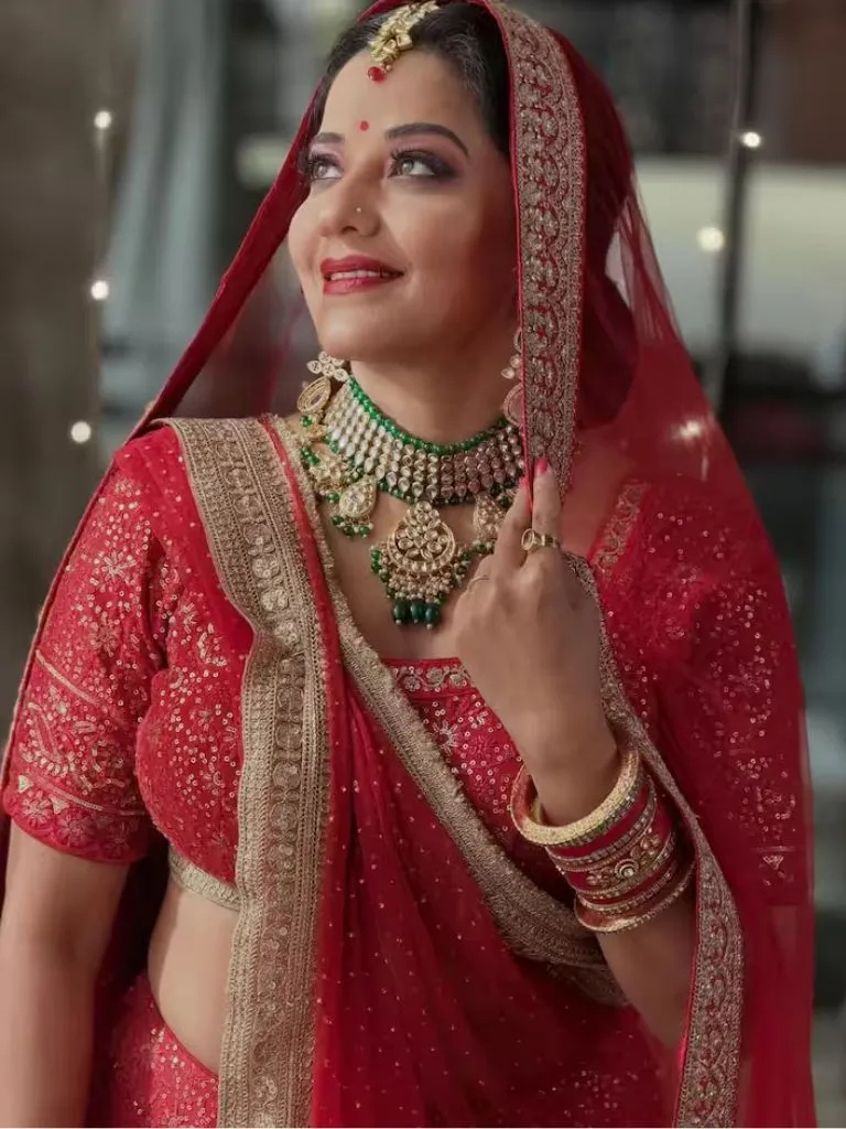 'દિલવાલે દુલ્હનિયા લે જાયેંગે...', લાલ બિંદી અને ડાર્ક લિપસ્ટિકમાં મોનાલિસાનો બ્રાઈડલ લૂક થયો વાયરલ 'દિલવાલે દુલ્હનિયા લે જાયેંગે...', લાલ બિંદી અને ડાર્ક લિપસ્ટિકમાં મોનાલિસાનો બ્રાઈડલ લૂક થયો વાયરલ