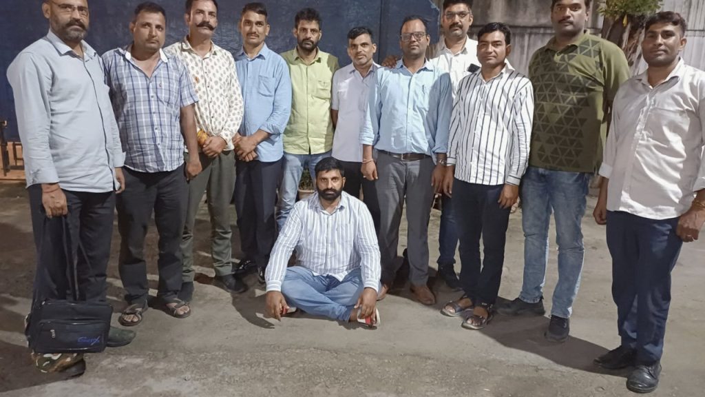 पुलिस ने बताया कि सिंह तेलंगाना और ओडिशा से राजस्थान में गांजा तस्करी करता...